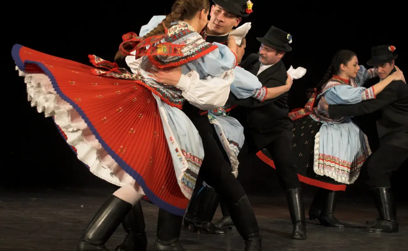 Hungarian Folk Dance - Csárdás